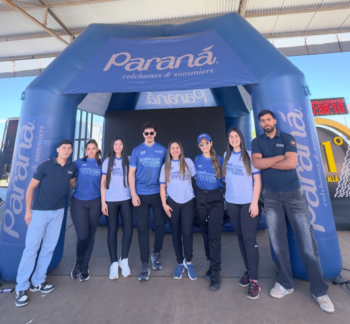 Participantes de Vientos del Sur Run bajo el arco inflable azul de Paraná